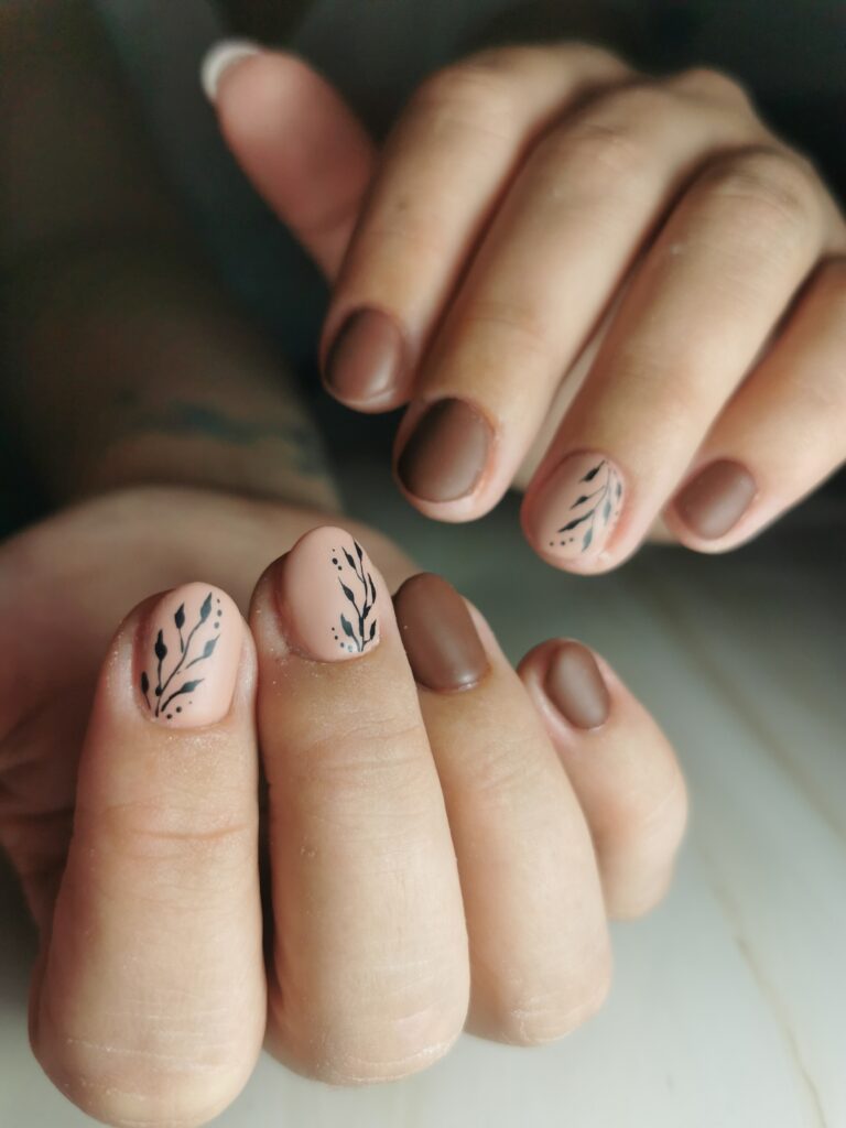 manucure russe sur ongles naturels, vernis permanent nude et noisette avec un nailart feuille manucure Chambéry