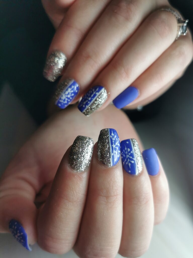 Nailart hiver, bleu, flocons, paillettes
