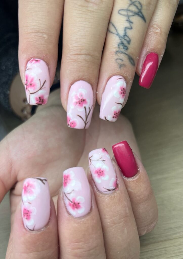 Nailart floral, fleur de cerisiers tons roses, rallongement chablon et manucure russe à Chambéry